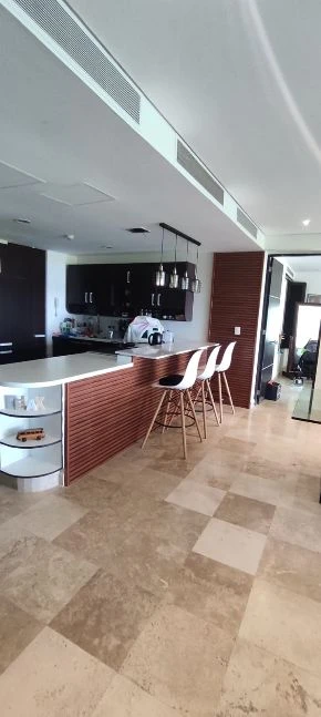 Remodelación realizada con acabados de lambrín y barra de granito