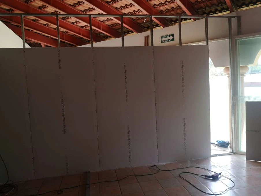 Instalación real de un muro divisorio de tablaroca en proceso