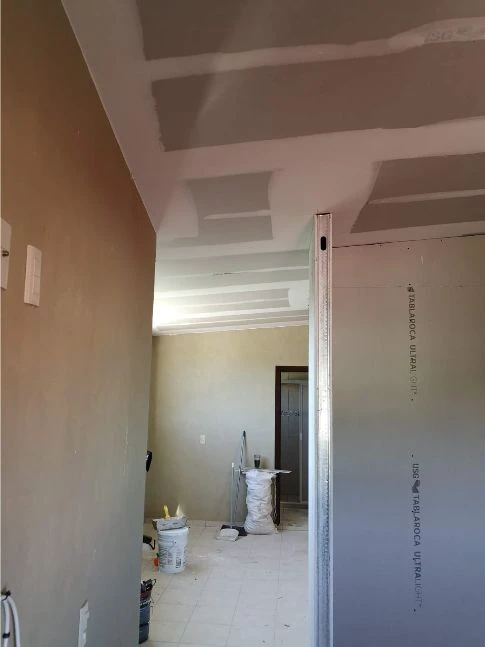 Trabajo real de instalación de muros y plafones de tablaroca en proceso